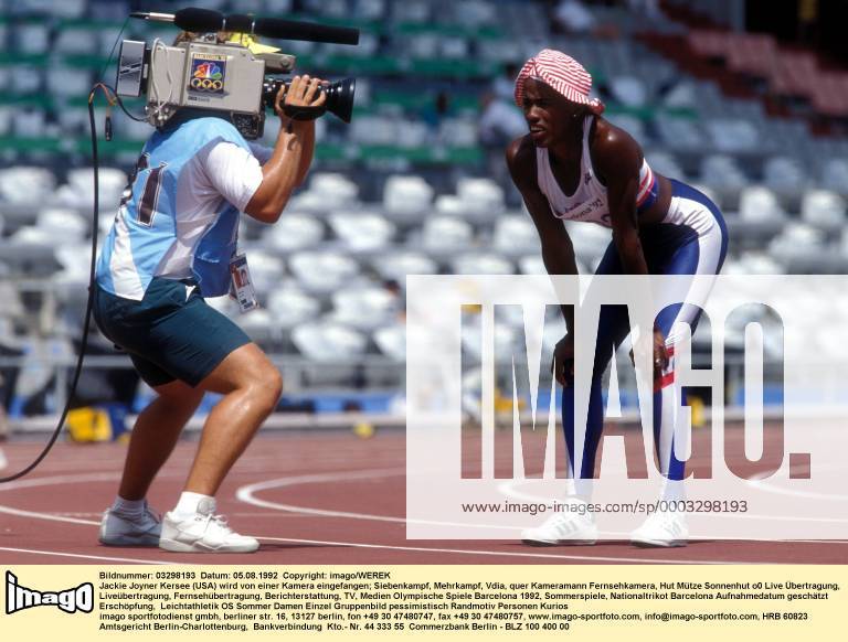 Jackie Joyner Kersee (USA) wird von einer Kamera eingefangen Leichtathletik OS Sommer Damen Olympische Spiele Barcelona 1992, Sommerspiele, Nationaltrikot Gruppe Aufnahmedatum geschätzt Barcelona Erschöpfung, Leichtathletik OS Sommer Damen Olympische Spiele Barcelona 1992, Sommerspiele, Nationaltrikot Gruppe Aufnahmedatum geschätzt Barcelona Erschöpfung,