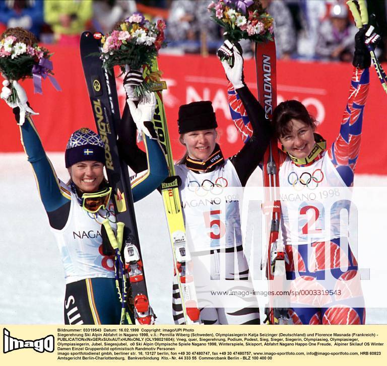 Siegerehrung Ski Alpin Abfahrt in Nagano 1998, v.li.: Pernilla Wiberg (Schweden), Olympiasiegerin Katja Seizinger (Deutschland) und Florence Masnada (Frankreich) - (OLY98021604) Alpiner Skilauf OS Winter Damen Olympische Spiele Nagano 1998, Winterspiele, Skisport, Abfahrt Gruppe Happo One Nagano Freude, Alpiner Skilauf OS Winter Damen Olympische Spiele Nagano 1998, Winterspiele, Skisport, Abfahrt Gruppe Happo One Nagano Freude,