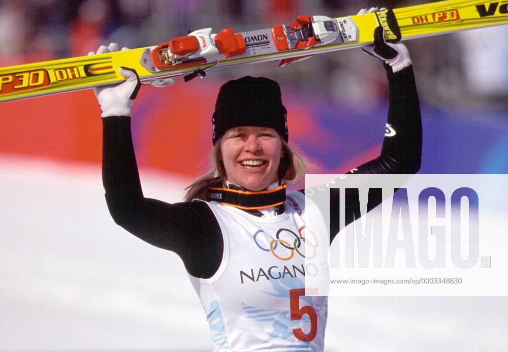 Katja Seizinger (Deutschland) jubelt über ihren Olympiasieg in der Abfahrt 1998 in Nagano Alpiner Skilauf OS Winter Damen Olympische Spiele 1998, Winterspiele, Ski Alpin, Skisport, Abfahrt Einzelbild Happo one Hakuba Nagano Freude, Alpiner Skilauf OS Winter Damen Olympische Spiele 1998, Winterspiele, Ski Alpin, Skisport, Abfahrt Einzelbild Happo one Hakuba Nagano Freude,