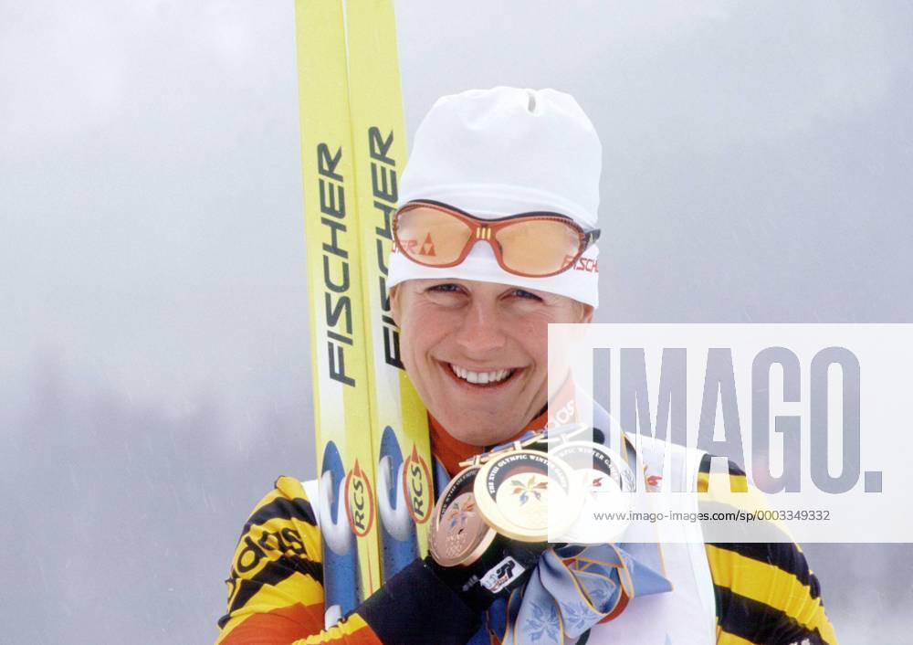 Uschi Disl (Deutschland) präsentiert ihre drei Medaillen der Olympischen Winterspiele 1998 in Nagano Biathlon OS Winter Damen Olympische Winterspiele Nagano 1998, Spiele, Einzelbild Aufnahmedatum geschätzt, Nozawa Onsen Freude, Biathlon OS Winter Damen Olympische Winterspiele Nagano 1998, Spiele, Einzelbild Aufnahmedatum geschätzt, Nozawa Onsen Freude,