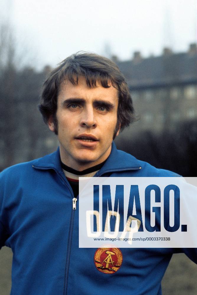 Torwart Jürgen Croy (DDR) Fußball Länderspiel Herren DEUTSCHSPRACHIGE SPORTZEITSCHRIFTEN UND -ZEITUNGEN NUR NACH RÜCKSPRACHE Nationalmannschaft 1974 Vdia Porträt Berlin Fußball Länderspiel Herren DEUTSCHSPRACHIGE SPORTZEITSCHRIFTEN UND -ZEITUNGEN NUR NACH RÜCKSPRACHE Nationalmannschaft 1974 Vdia Porträt Berlin
