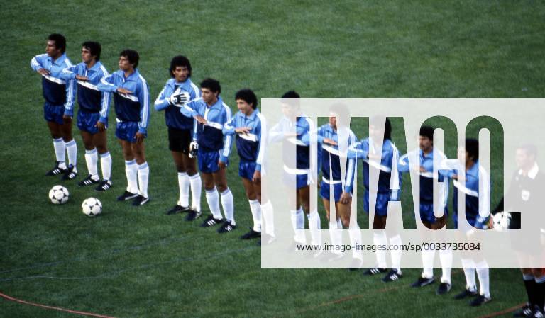 FIFA World Cup WM Weltmeisterschaft Fussball - Espana 1982 (Spain 1982) 15.6.1982, Nuevo Estadio, Elche. FIFA World Cup 1982, Group 3: Hungary v El Salvador. El Salvador team line up Mannschaftsbild Totale for the anthem. From left to right: Carlos Recinos, Jos Luis Rugamas, Joaqu Ventura, Luis Guevara Mora, Mario Castillo, Jorge Mico Gonzez, Francisco Jovel, Jaime Chelona Rodruez, Jos Rivas, er Herndez & Jos Norberto Paro Huezo. Noxthirdxpartyxsales (75026362)