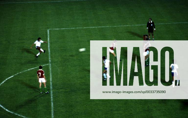 FIFA World Cup WM Weltmeisterschaft Fussball - Espana 1982 15.6.1982, Nuevo Estadio, Elche. FIFA World Cup 1982, Group 3: Hungary v El Salvador. El Salvador freekick. Noxthirdxpartyxsales (75026367)