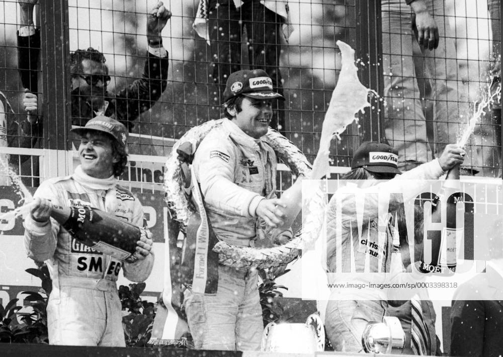 Siegerehrung GP von Österreich 1979: Sieger Alan Jones (Australien Williams Ford, Mitte) verspritzt Milch; der Zweite Gilles Villeneuve (Kanada Ferrari, li.) und Jacques Laffite (Frankreich Ligier Ford) nehmen den üblichen Sekt - Motorsport Grand Prix Herren Großer Preis von Österreich 1979, Formel 1 Weltmeisterschaft, F1, F, GP, WM Gruppe Österreichring Zeltweg Freude, Motorsport Grand Prix Herren Großer Preis von Österreich 1979, Formel 1 Weltmeisterschaft, F1, F, GP, WM Gruppe Österreichring Zeltweg Freude,