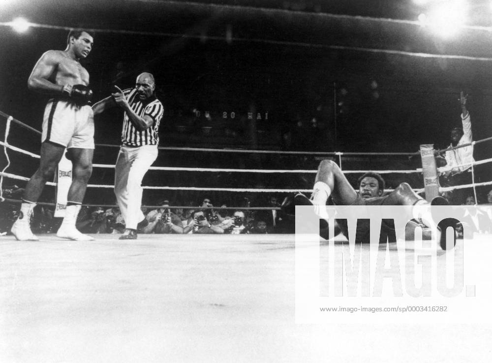 Themen der Woche - SPORT Muhammad Ali (li.) schickt George Foreman auf die Bretter, Ringrichter Zach Clayton (alle USA) geht dazwischen - (ARK1974102927) Boxen WM Herren WBC WBA WM 1974, Boxsport, Profiboxen, Schwergewicht, Totale Kinshasa Boxen WM Herren WBC WBA WM 1974, Boxsport, Profiboxen, Schwergewicht, Totale Kinshasa