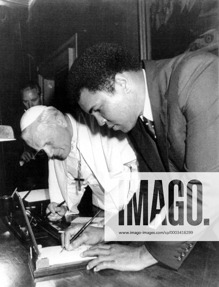 Muhammad Ali (USA, re.) zu Besuch bei Papst Johannes Paul II im Vatikanstaat - (ARK1982060424) Boxen Herren Boxsport 1982, Profiboxen, Schwergewicht, Audienz, Gruppe Rom, Vatikan, Vatikanstaat Boxen Herren Boxsport 1982, Profiboxen, Schwergewicht, Audienz, Gruppe Rom, Vatikan, Vatikanstaat