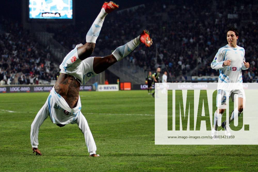 Djibril Cisse - Überschlag bestaunt von Samir Nasri (beide Marseille) - (pan24080) Fußball Herren Ligue 1 2007 2008, 1. Französische Liga, Olympique de Marseille, OM Gruppe Marseille Freude, Begeisterung, Fußball Herren Ligue 1 2007 2008, 1. Französische Liga, Olympique de Marseille, OM Gruppe Marseille Freude, Begeisterung,