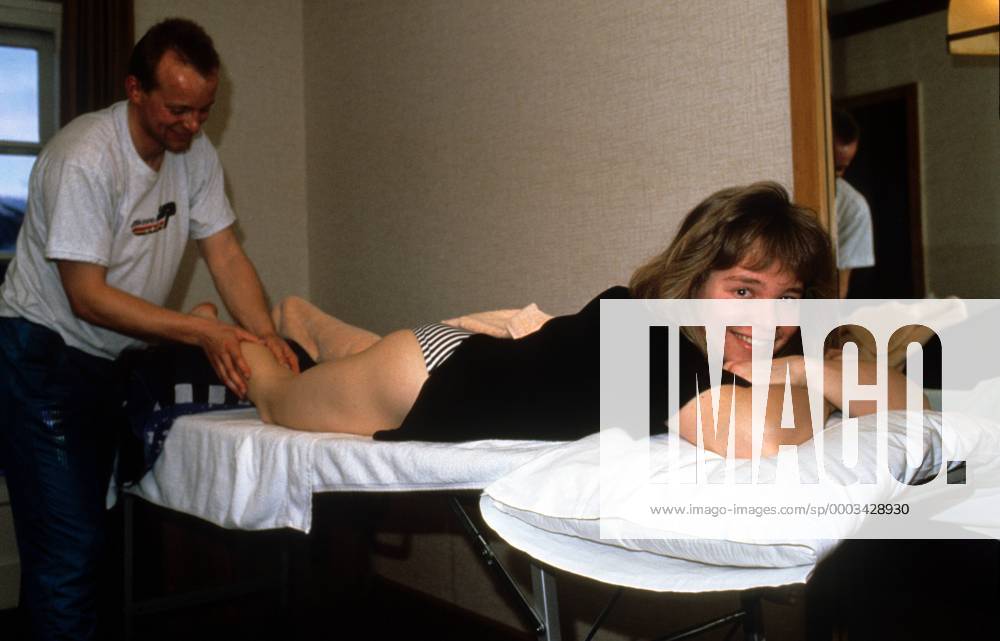 Katja Seizinger (Deutschland) lässt sich gut gelaunt massieren Alpiner Skilauf Damen Ski Alpin 1994, Skisport Gruppe Aufnahmedatum geschätzt Freude, Alpiner Skilauf Damen Ski Alpin 1994, Skisport Gruppe Aufnahmedatum geschätzt Freude,
