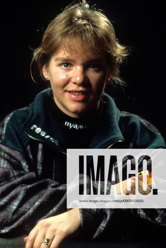 Katja Seizinger (Deutschland) gut gelaunt Alpiner Skilauf Damen Fotoshooting 1994, Fotostudio, Studioaufnahme, Ski Alpin, Skisport Porträt Aufnahmedatum geschätzt Alpiner Skilauf Damen Fotoshooting 1994, Fotostudio, Studioaufnahme, Ski Alpin, Skisport Porträt Aufnahmedatum geschätzt