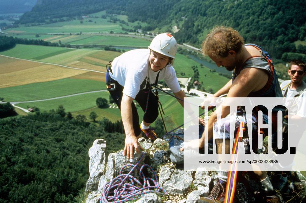 Katja Seizinger (Deutschland) gut gelaunt beim Bergklettern Alpiner Skilauf Damen Sommertraining 1994, Training, Sommer, Ski Alpin, Skisport Gruppe Aufnahmedatum geschätzt Freude, Alpiner Skilauf Damen Sommertraining 1994, Training, Sommer, Ski Alpin, Skisport Gruppe Aufnahmedatum geschätzt Freude,