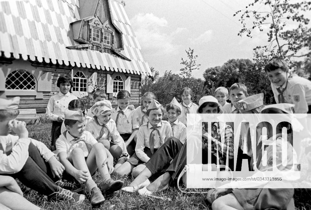 The 8th Moscow International Film Festival 836090 10.07.1973 The 8th Moscow International Film Festival. Swedish writer Astrid Lindgren, a member of the jury of children s films, visits a Moscow summer camp. Alexander Makarov Sputnik Moscow Russia