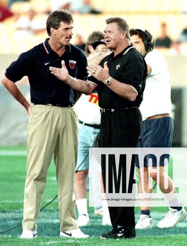 Trainer Mike Ditka (New Orleans Saints, re.) und Trainer Dave Wannstedt (Chicago Bears) - (CHI97100403) American Football Herren NFL, 1997 1998, Gruppe American Football Herren NFL, 1997 1998, Gruppe