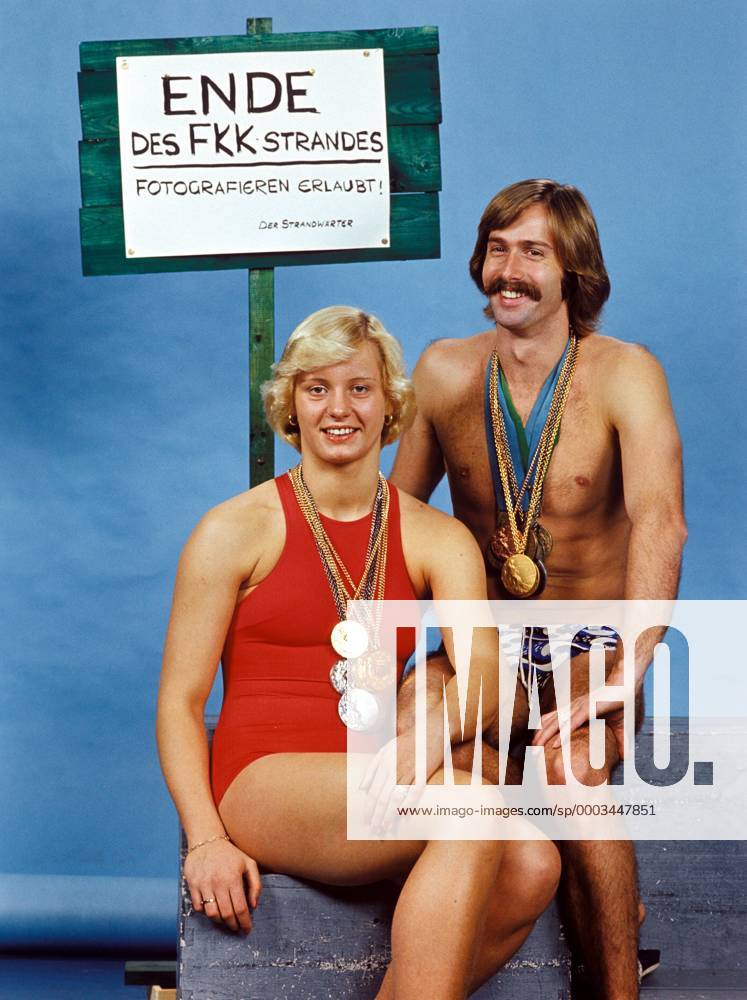 Kornelia Ender und ihr Ehemann Roland Matthes (beide DDR) präsentieren ihre olympischen Medaillen der Sommerspiele 1968 in Mexiko City, 1972 in München sowie 1976 in Montreal am Ende des FKK Strandes, denn dort ist Fotografieren laut Strandwärter erlaubt Schwimmen OS Sommer Fotoshooting 1976, Fotostudio, Studioaufnahme, Olympische Spiele, Sommerspiele, Humor, Spaß Gruppe Aufnahmedatum geschätzt, Kleidung, Sportlerpaar Partnerin, Frau, Ehefrau, Gatte, Schild Schriftzug Freude, Schwimmen OS Sommer Fotoshooting 1976, Fotostudio, Studioaufnahme, Olympische Spiele, Sommerspiele, Humor, Spaß Gruppe Aufnahmedatum geschätzt, Kleidung, Sportlerpaar Partnerin, Frau, Ehefrau, Gatte, Schild Schriftzug Freude,