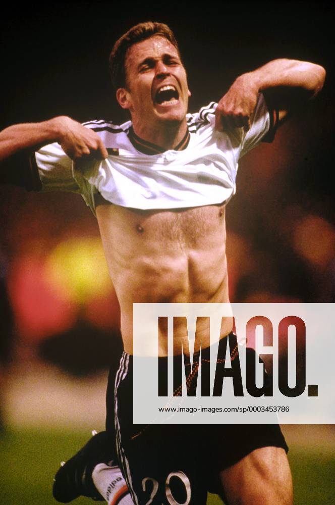 Oliver Bierhoff (Deutschland) - Siegesjubel nach dem Golden Goal im Finale der Europameisterschaft 1996 Fußball Länderspiel Herren EM 1996, Nationalmannschaft, Nationaltrikot, Finale, Endspiel, Vdia Einzelbild London Glück, Freude, Begeisterung, Fußball Länderspiel Herren EM 1996, Nationalmannschaft, Nationaltrikot, Finale, Endspiel, Vdia Einzelbild London Glück, Freude, Begeisterung,