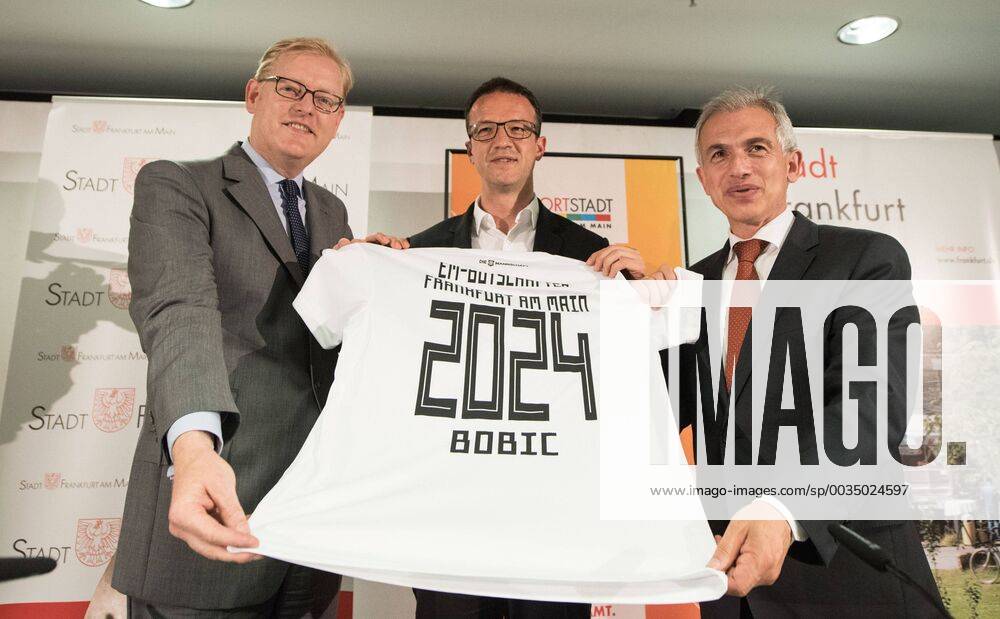 Football EM 2024 Press Conference Presentation EM Ambassador of the City of Frankfurt am Main to the application UEFA EURO 2024 left Markus Frank Dezerent for Economy Sports Safety and Fire Department of the City of Frankfurt Fredi Bobic Member of the Board Eintracht Frankfurt Football AG Peter Feldmann OB Mayor of Ober the city of Frankfurt am Main Frankfurt