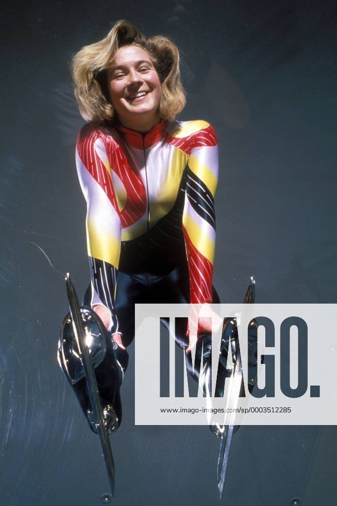 Claudia Pechstein (Deutschland) gut gelaunt Eisschnellauf Damen Fotoshooting 1997, Fotostudio, Studioaufnahme Einzelbild Aufnahmedatum geschätzt Freude, Eisschnellauf Damen Fotoshooting 1997, Fotostudio, Studioaufnahme Einzelbild Aufnahmedatum geschätzt Freude,