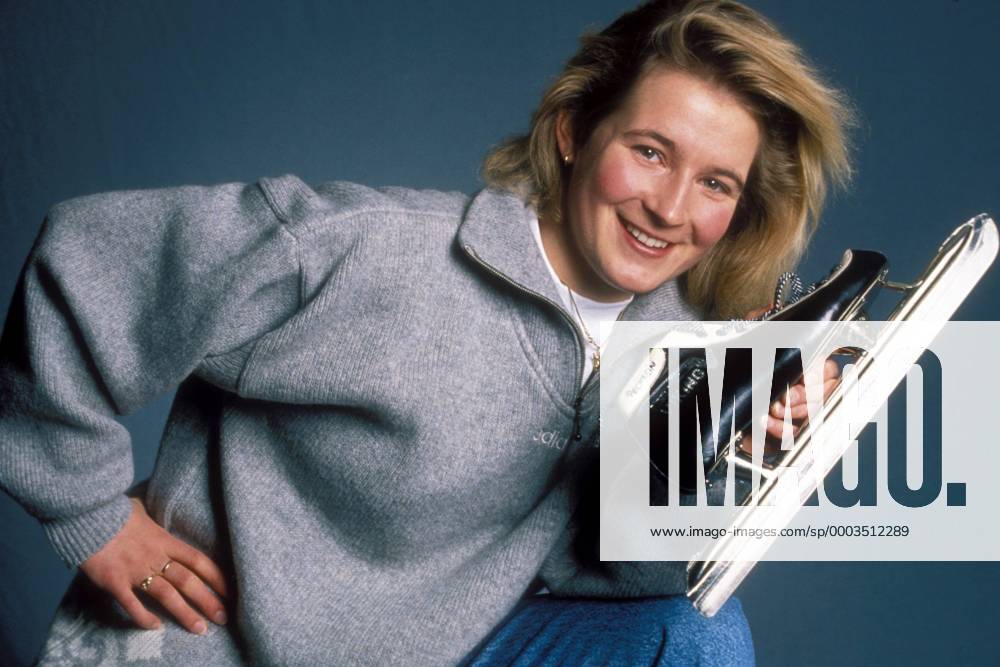Claudia Pechstein (Deutschland) präsentiert gut gelaunt einen personalisierten Schlittschuh von Viking Eisschnellauf Damen Fotoshooting 1997, Fotostudio, Studioaufnahme Einzelbild Aufnahmedatum geschätzt, personalisierte Freude, Eisschnellauf Damen Fotoshooting 1997, Fotostudio, Studioaufnahme Einzelbild Aufnahmedatum geschätzt, personalisierte Freude,