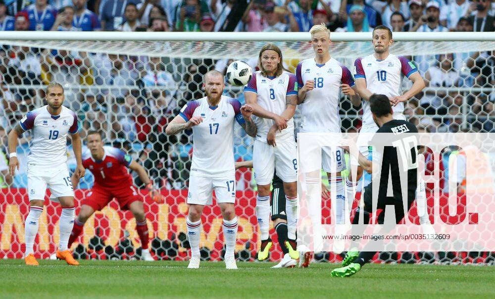 Lionel Messi Free-firing Aron Gunnarsson Birkir Bjarnason Horde Magnusson Gylfi Sigurdsson Sport Football Soccer FIFA World Cup Russia Russia 2018 Season 2017 2018 16 06 2018 Argentina ARG vs. Iceland ISL