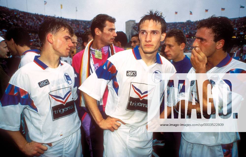 Sven Kaiser (li.) und Oliver Schmidt (beide Hertha Amateure, Mitte) enttäuscht nach der Finalniederlage Fußball Herren DFB Pokal 1992 1993 Finale, Endspiel, Pokalfinale, Pokalendspiel, Hertha BSC Berlin Amateure Gruppe Berlin Enttäuschung, Fußball Herren DFB Pokal 1992 1993 Finale, Endspiel, Pokalfinale, Pokalendspiel, Hertha BSC Berlin Amateure Gruppe Berlin Enttäuschung,