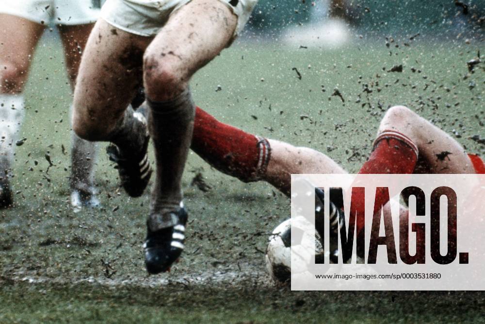 Katastrophale Platzverhältnisse bei der Wasserschlacht von Frankfurt während der Begegnung BR Deutschland (li.) gegen Polen bei der WM 1974 Fußball WM Herren WM 1974, Nationalteam, Länderspiel, Nationaltrikot, Polen - BRD 0:1 Gruppe Wasserspritzer, o0 Fußballer, Fußballspieler, Frankfurt M. o0 Turnierhighlight Dynamik, Kampf, Fußball WM Herren WM 1974, Nationalteam, Länderspiel, Nationaltrikot, Polen - BRD 0:1 Gruppe Wasserspritzer, o0 Fußballer, Fußballspieler, Frankfurt M. o0 Turnierhighlight Dynamik, Kampf,