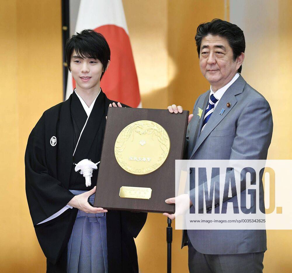 Figure skater Hanyu receives national honor award Two-time Figure skating Eiskunstlauf Olympic gold medalist Yuzuru Hanyu poses for photos with Japanese Prime Minister Shinzo Abe as he receives the People s Honor Award at a ceremony at the premier s office in Tokyo on July 2, 2018.