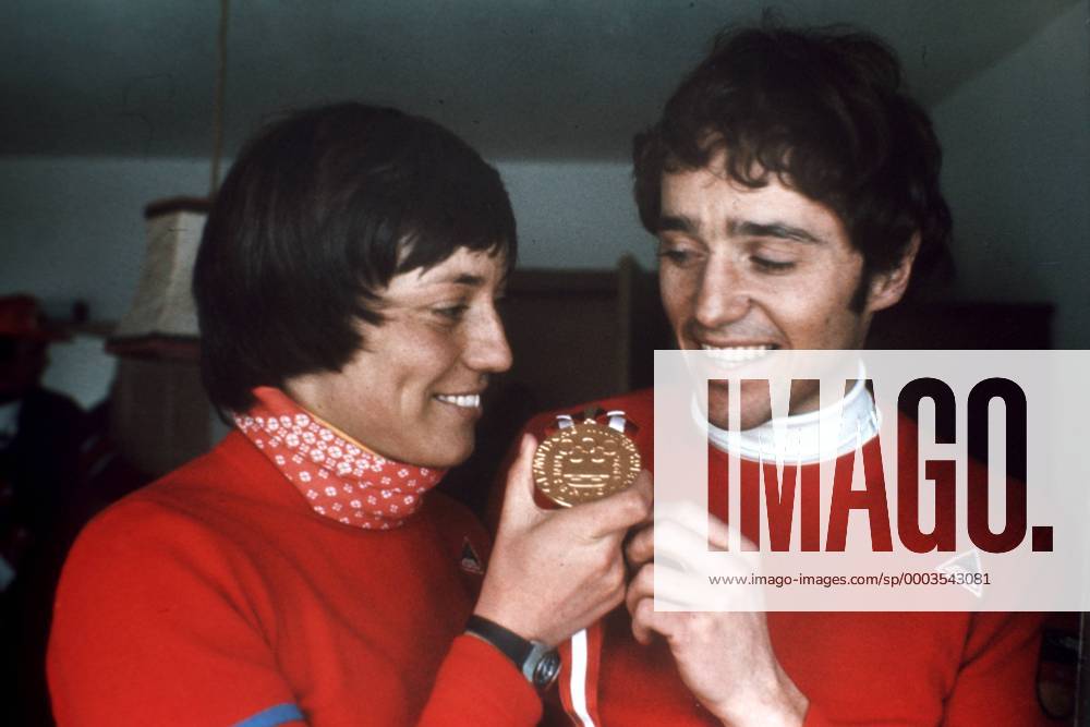 Rosi Mittermaier (li.) zeigt ihrem Freund Christian Neureuther (beide BR Deutschland) die Medaille für ihren Olympiasieg im Slalom Alpiner Skilauf OS Winter Damen Olympische Spiele 1976, Winterspiele, Ski Alpin Skisport, Herren Gruppe Innsbruck Harmonie, Glück, Freude, Alpiner Skilauf OS Winter Damen Olympische Spiele 1976, Winterspiele, Ski Alpin Skisport, Herren Gruppe Innsbruck Harmonie, Glück, Freude,