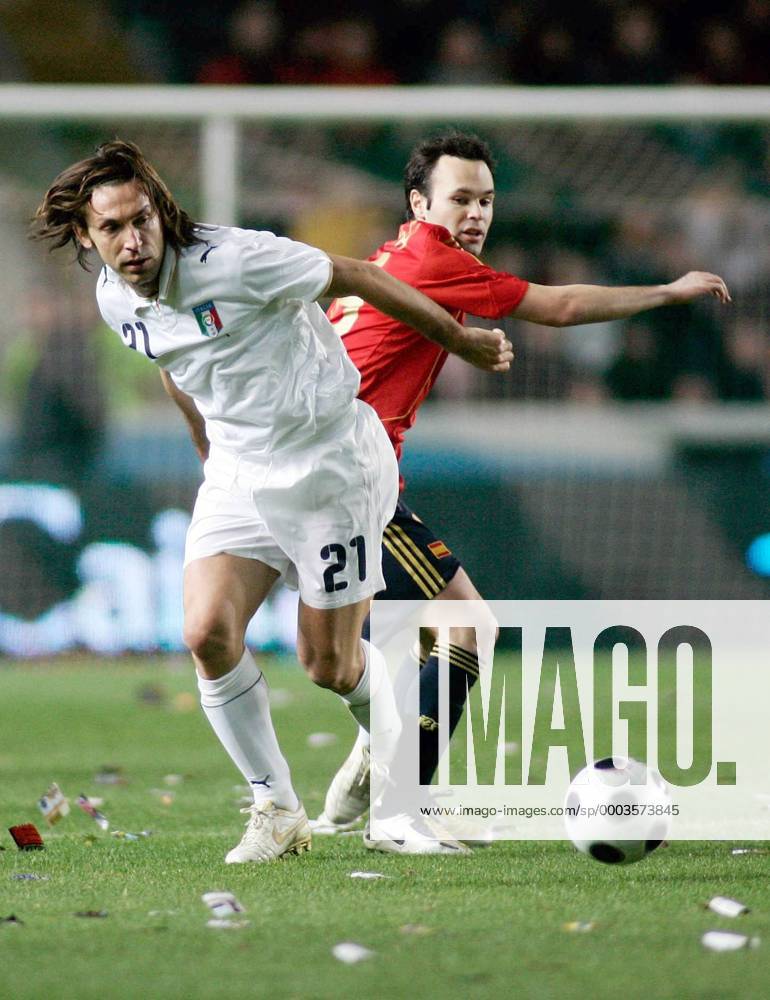 Andrea Pirlo (Italien, li.) gegen Andres Iniesta (Spanien) - Fußball Länderspiel Herren Freundschaftsspiel 2008, Test, Testspiel, Nationalteam, Nationaltrikot, Spanien - Italien 1:0 Gruppe Elche Dynamik, Fußball Länderspiel Herren Freundschaftsspiel 2008, Test, Testspiel, Nationalteam, Nationaltrikot, Spanien - Italien 1:0 Gruppe Elche Dynamik,