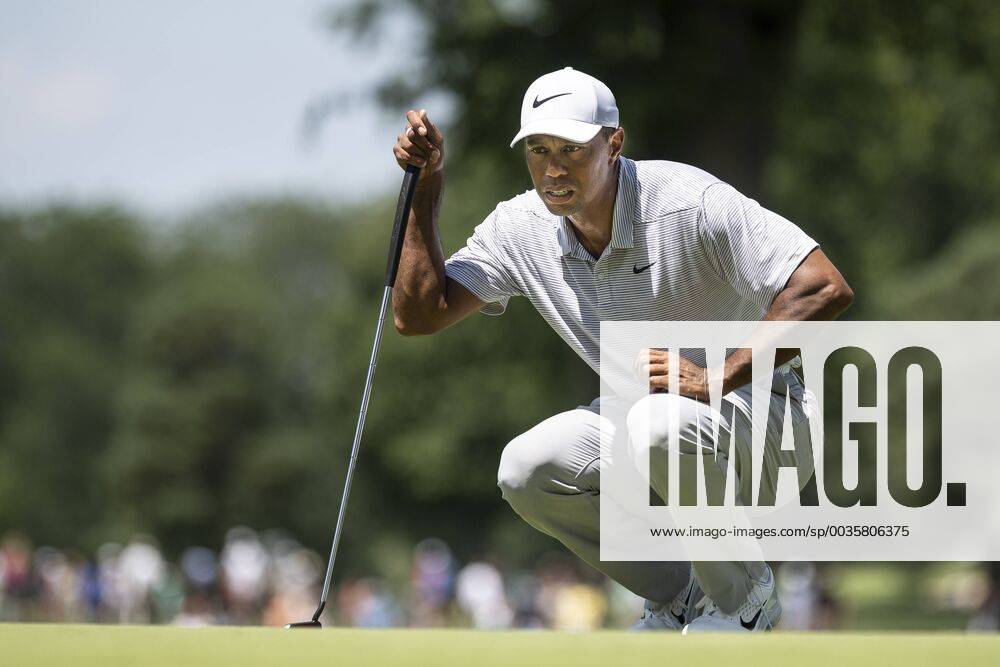 KW31 AKRON, OH - AUGUST 04: Tiger Woods (USA) lines up his putt on the second green during the third round of the WGC-Bridgestone Invitational on August 4, 2018 at the Firestone Country Club South Course in Akron, Ohio. (Photo by Shelley Lipton Icon Sportswire) GOLF: AUG 04 PGA Golf Herren - WGC-Bridgestone Invitational Icon180804510