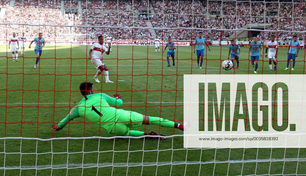 VfB Stuttgart Atletico Madrid Germany Stuttgart 05 08 2018 Football Bundesliga Season 2018 2019 Test match VfB Stuttgart Atlético Madrid Daniel Didavi VfB Stuttgart take the penalty spot to defeat Antonio Adan Atletico Madrid