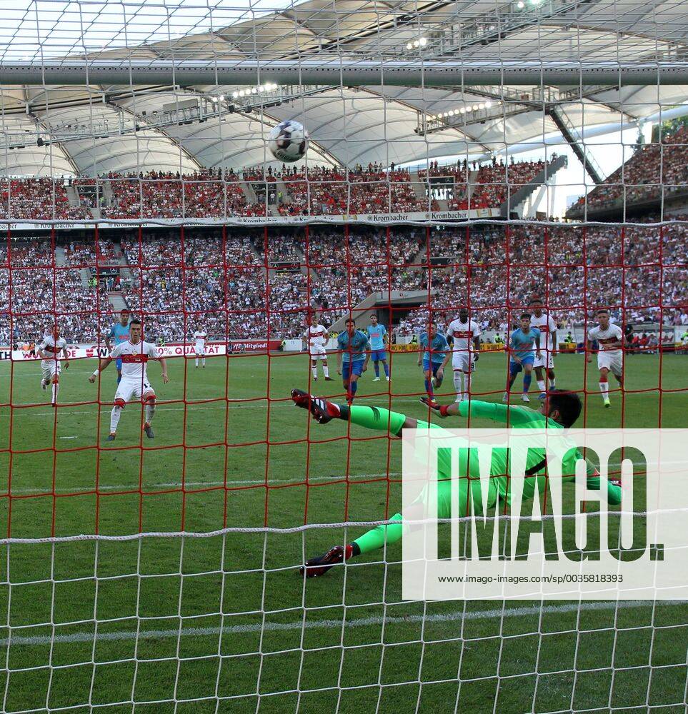 VfB Stuttgart Atletico Madrid Germany Stuttgart 05 08 2018 Football Bundesliga Season 2018 2019 Test match VfB Stuttgart Atletico Madrid Erik Thommy VfB Stuttgart shoots a penalty