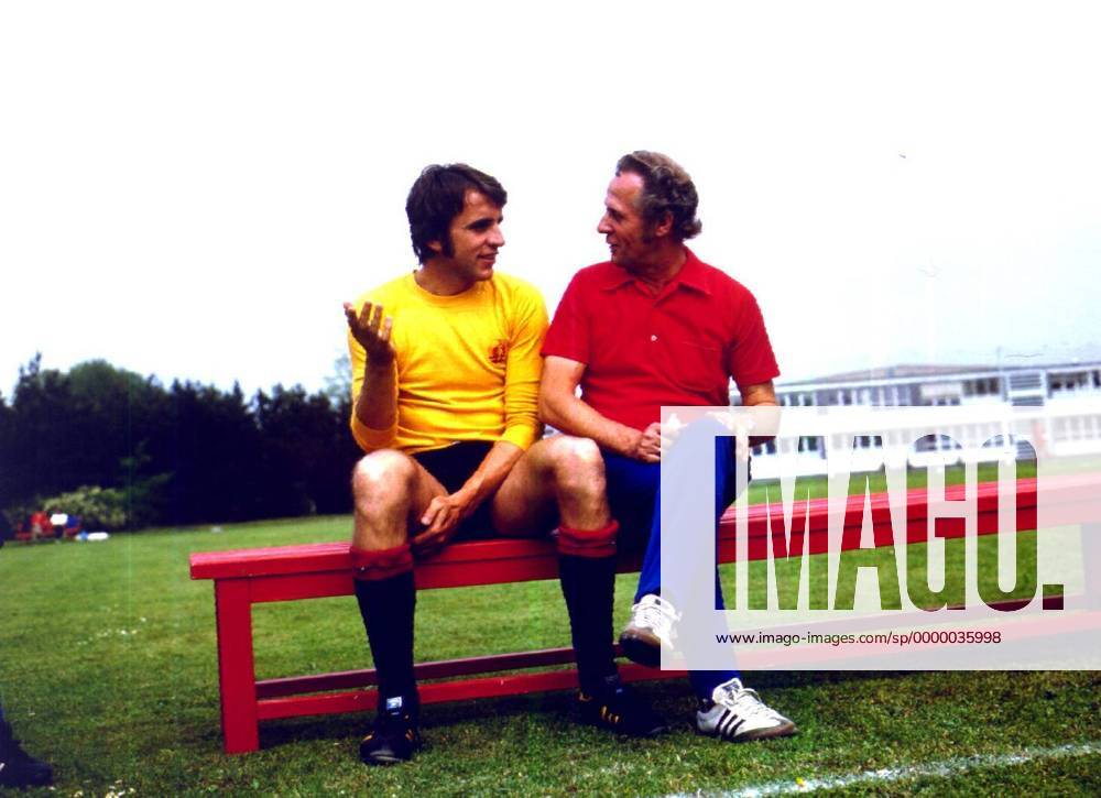 Torwart Jürgen Croy und Masseur Walter Schenk bei einer angeregten Unterhaltung Fußball Länderspiel Herren Nationalmannschaft 1974, DFV Gruppe Harmonie,