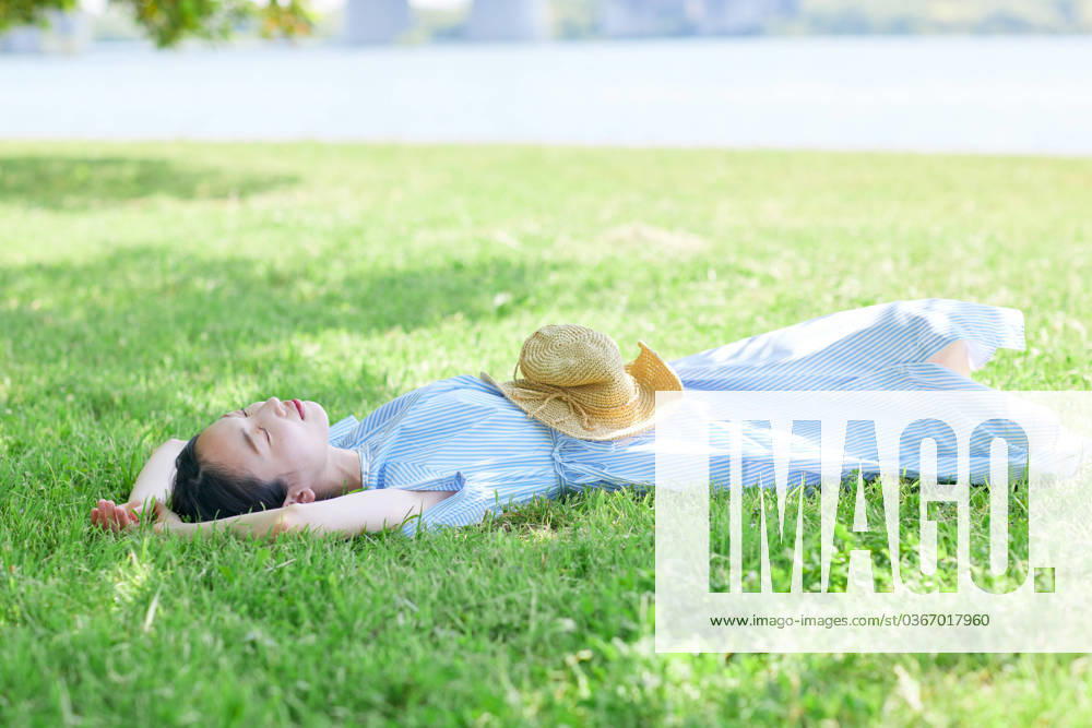 Young Japanese woman relaxing outside AFLO223022617 , 223022617.jpg, ,model released, Symbolfoto