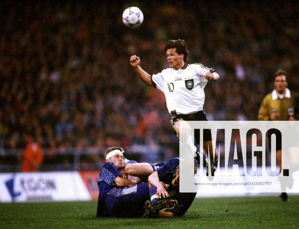 Dariusz Wosz (Deutschland, re.) im Duell Fußball Länderspiel Herren WM Qualifikation 1997, Nationalteam, Nationaltrikot, Deutschland - Ukraine 2:0 Gruppe Bremen Dynamik, Fußball Länderspiel Herren WM Qualifikation 1997, Nationalteam, Nationaltrikot, Deutschland - Ukraine 2:0 Gruppe Bremen Dynamik,
