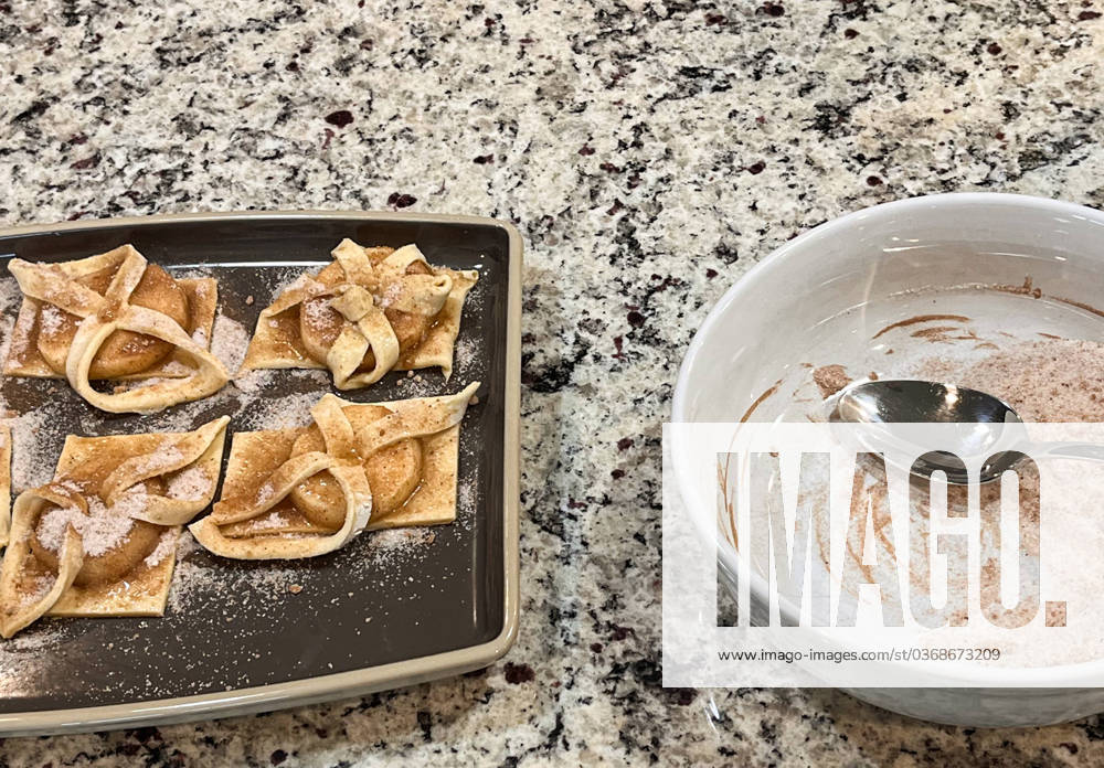 IMAGO Creative, Food, Gebäck, Apfeltaschen Apple turnover and bowl of sugar and cinnamon Alexandria, Kentucky, United States R_EYFM231128-1295282-01