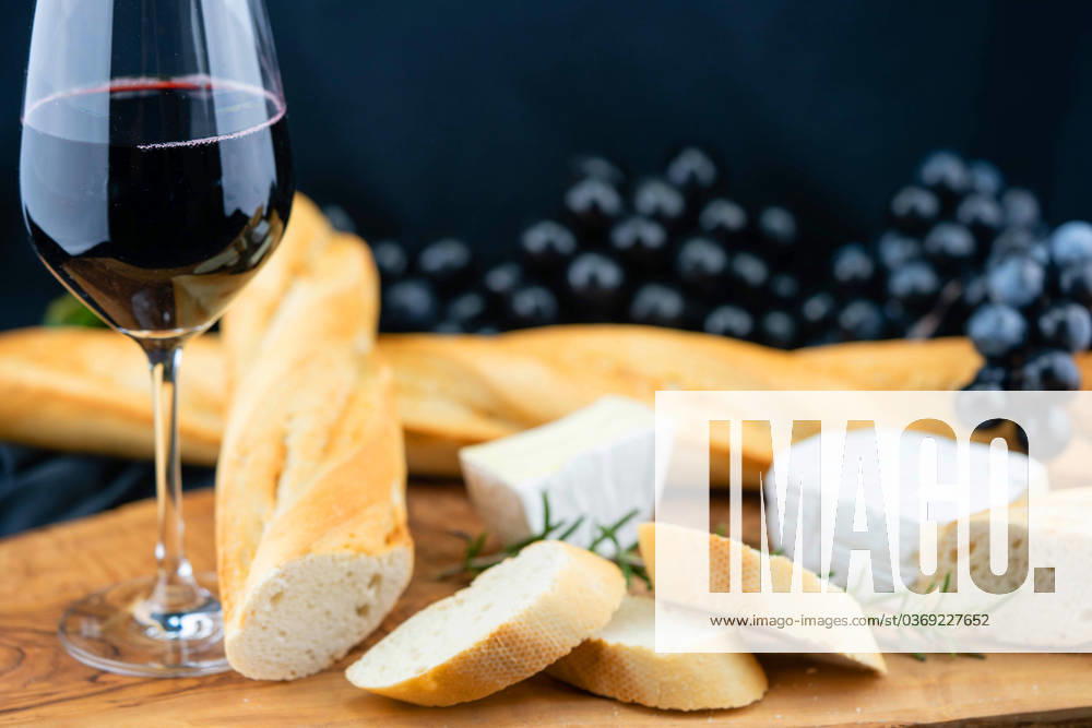 Baguette, Camembert and Grapes Baguette, Camembert and grapes BLWS698646