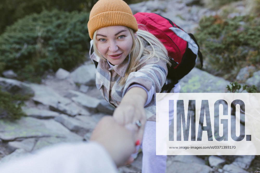 First person view of a female traveler climbing a rock, Bansko, Blagoevgrad Province, Bulgaria R_PUZV231201-1298104-01 ,model released, Symbolfoto
