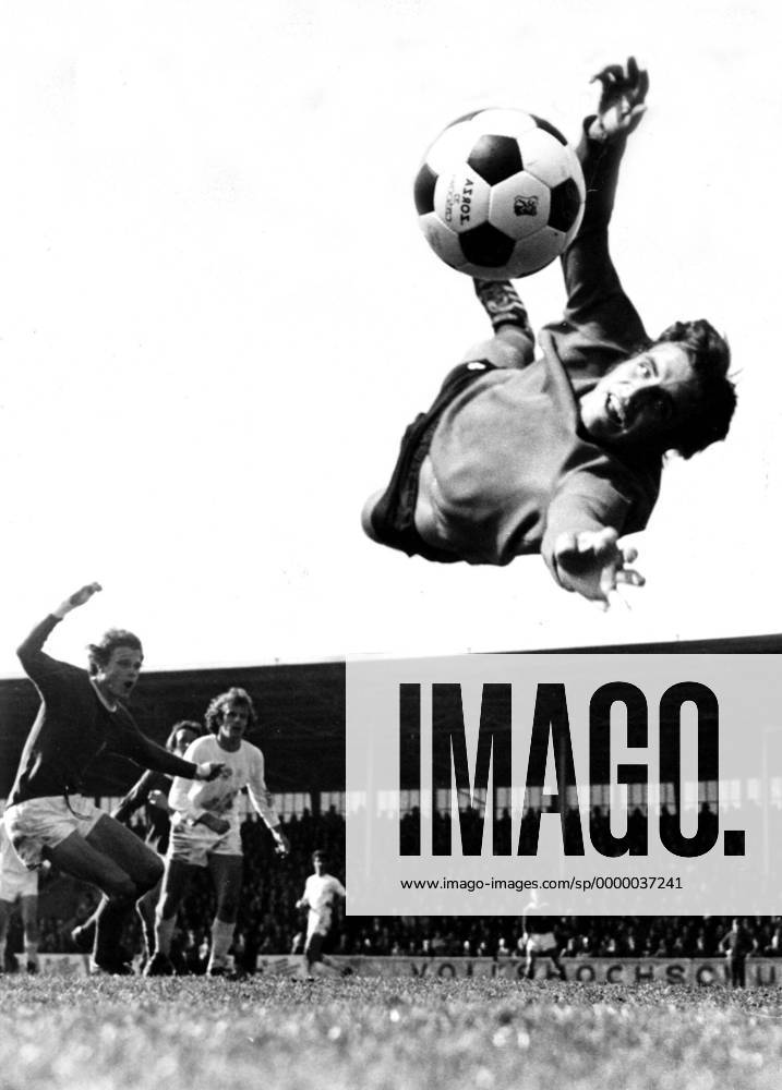 Torwart Jürgen Croy bei einer spektakulären Parade Fußball Herren DDR-Oberliga. Saison 1975 76: BSG Sachsenring Zwickau Gruppe Dimitroff-Stadion Zwickau Dynamik, Abwehr,