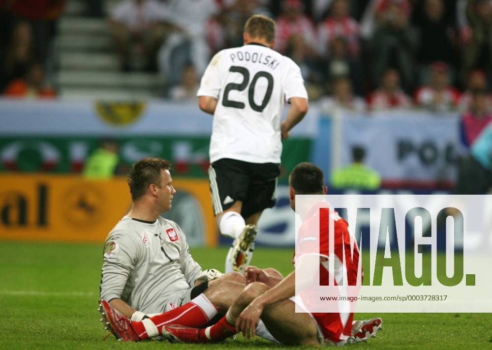 Torwart Artur Boruc (li.) und Marcin Wasilewski (beide Polen) schauen enttäuscht Lukas Podolski (Deutschland) hinterher, welcher zum Torjubel abdreht Fußball EM Herren Euro 2008, Länderspiel, Nationalmannschaft, Nationaltrikot, Deutschland - Polen Gruppe Klagenfurt Enttäuschung, Freude, Fußball EM Herren Euro 2008, Länderspiel, Nationalmannschaft, Nationaltrikot, Deutschland - Polen Gruppe Klagenfurt Enttäuschung, Freude,