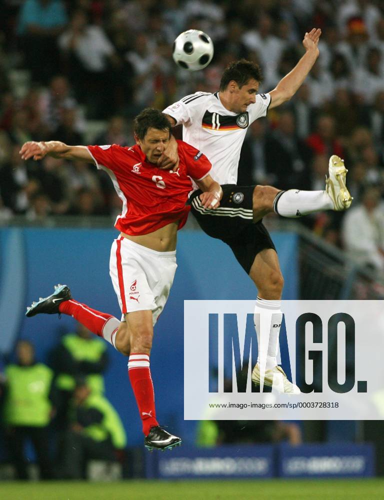 Miroslav Klose (Deutschland, re.) gegen Jakub Wawrzyniak (Polen) Fußball EM Herren Euro 2008, Länderspiel, Nationalmannschaft, Nationaltrikot, Deutschland - Polen Gruppe Klagenfurt Dynamik, Fußball EM Herren Euro 2008, Länderspiel, Nationalmannschaft, Nationaltrikot, Deutschland - Polen Gruppe Klagenfurt Dynamik,