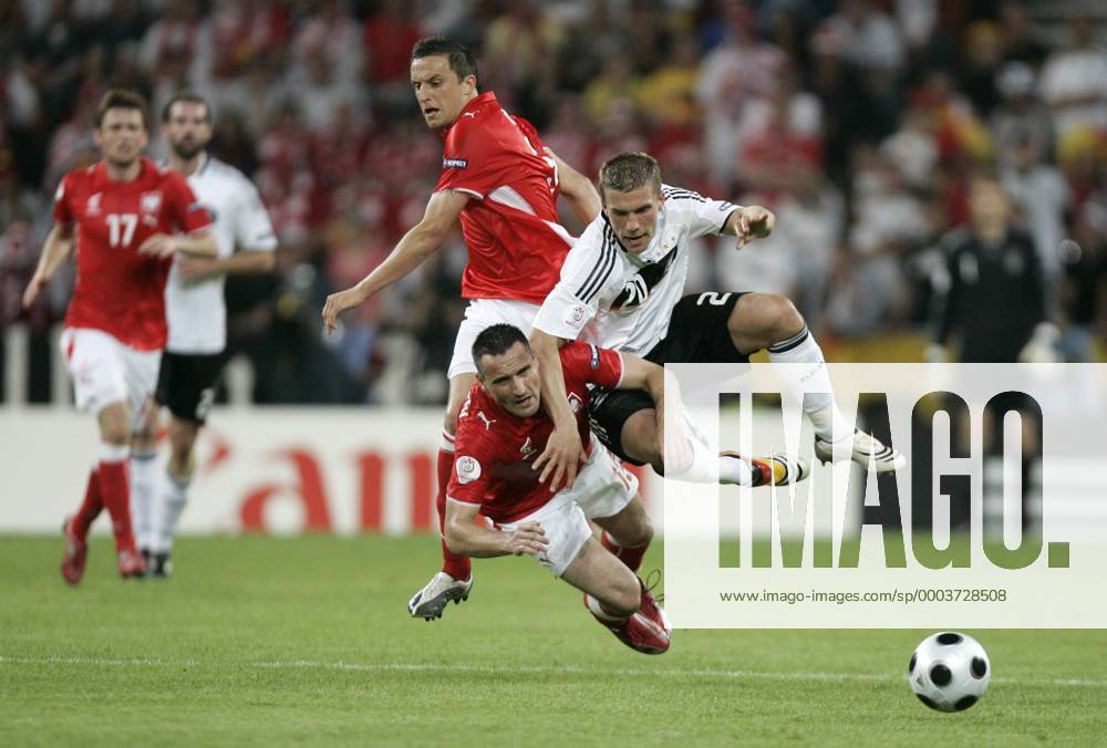 Lukas Podolski (Deutschland, re.) gegen Marcin Wasilewski (Mitte) und Dariusz Dudka (beide Polen) Fußball Länderspiel Herren EURO 2008, EM, Nationalmannschaft, Nationaltrikot, Deutschland - Polen 2:0 Gruppe Klagenfurt Dynamik, Kampf, Fußball Länderspiel Herren EURO 2008, EM, Nationalmannschaft, Nationaltrikot, Deutschland - Polen 2:0 Gruppe Klagenfurt Dynamik, Kampf,