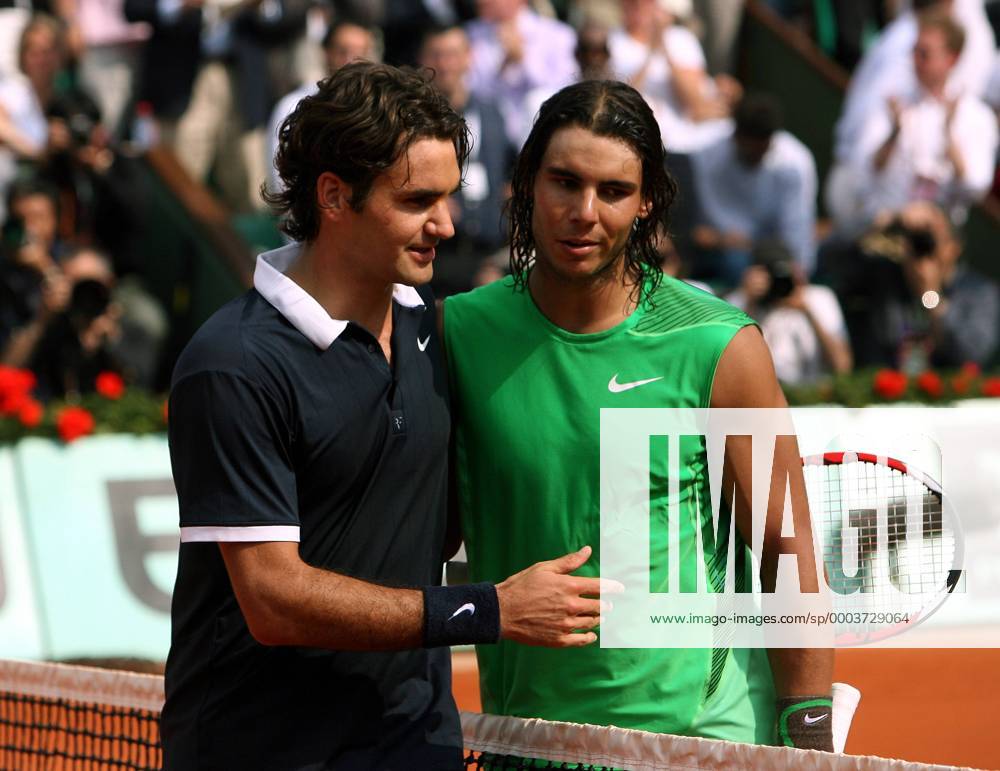 Roger Federer (Schweiz, li.) gratuliert Rafael Nadal (Spanien), Sieger der French Open 2008 Tennis Herren French Open 2008, Grand Slam, ATP Tour, Finale Gruppe Roland Garros Paris