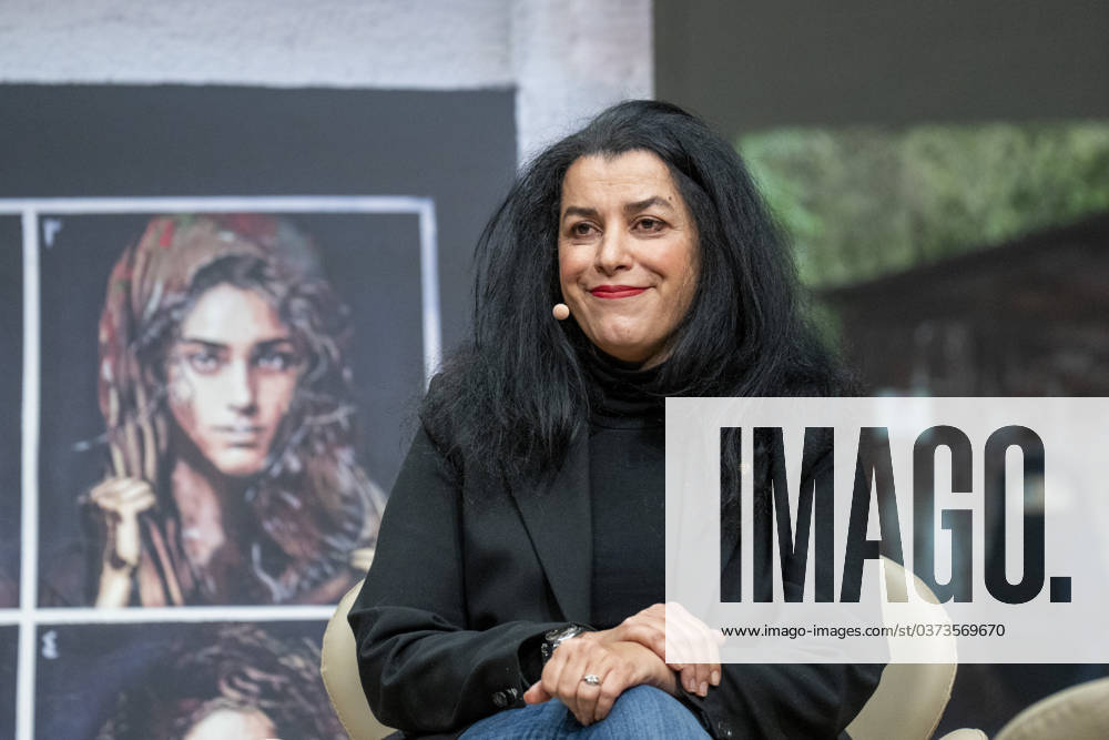 Nobels fredsprisforum Oslo 20231211. Filmregissor Marjane Satrapi under Nobels fredsprisforum i Universitetets aula i Oslo mandag. Nobels fredspris 2023 tildeles iranske Narges Mohammadi for hennes kamp mot undertrykking av kvinner i Iran og kampen for menneskerettigheter og frihet for alle. Fredsprisvinneren sitter fengslet og er representert ved barna Ali og Kiana Rahmani og ektefellen Taghi Rahmani i Oslo. Foto: Fredrik Varfjell NTB Oslo Norge L2VCBEqSdEM Ref:_BNC_POLL2VCBEqSdEM.jpg