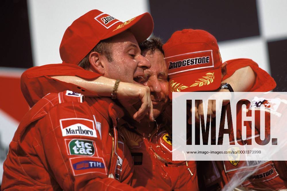 V.li.: Rubens Barrichello (Brasilien), Teamchef Jean Todt (Frankreich) und Michael Schumacher (Deutschland alle Ferrari) Motorsport Grand Prix Herren Großer Preis von Ungarn 2001, Formel 1 Weltmeisterschaft, F1, F, GP, WM, Vdia Gruppe Hungaroring Budapest Freude,