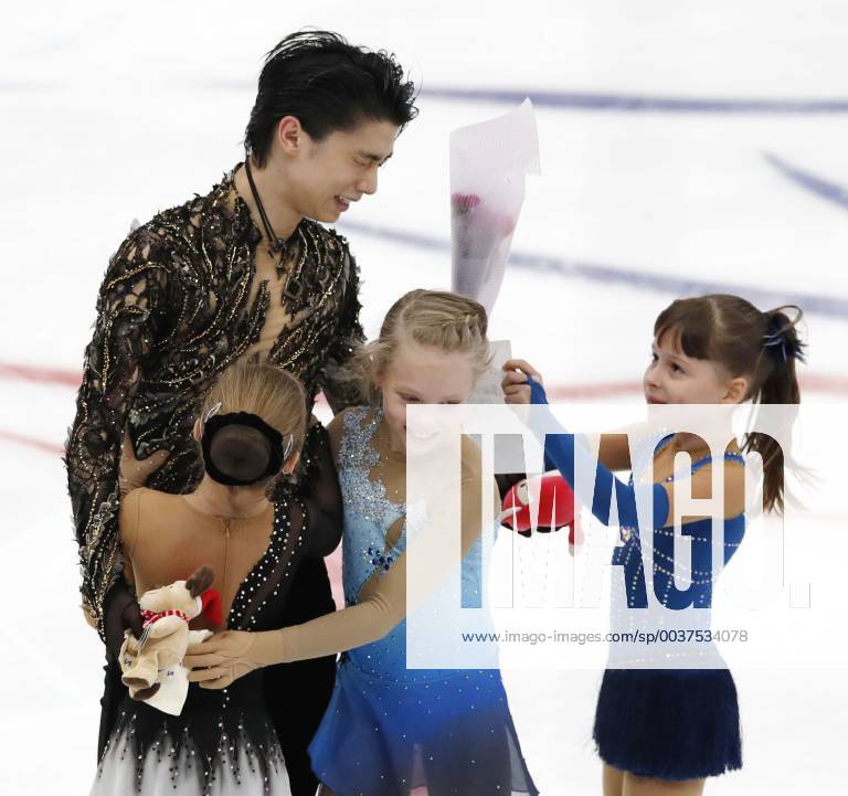 Figure skating Eiskunstlauf Hanyu at Rostelecom Cup Japanese figure skater Yuzuru Hanyu receives flowers from girls after performing his free skate at the Rostelecom Cup in Moscow on Nov. 17, 2018.