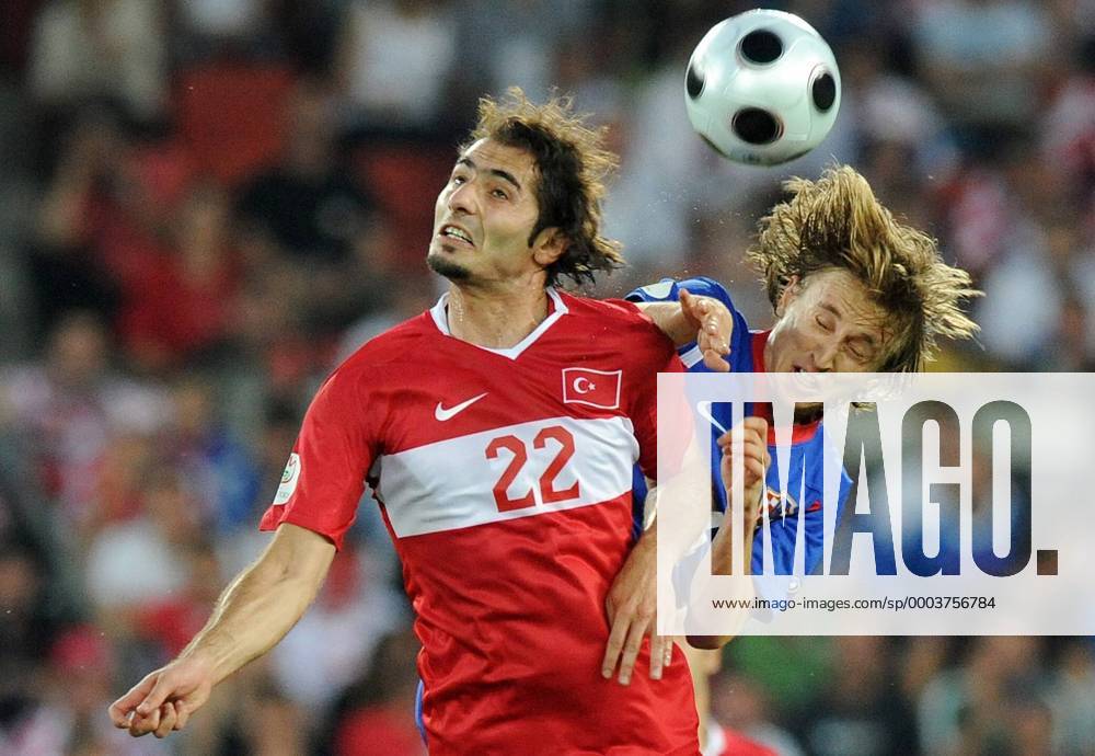 Hamit Altintop (Türkei, li.) gegen Luka Modric (Kroatien) - Fußball EM Herren Euro 2008, Länderspiel, Nationalteam, Nationaltrikot, Viertelfinale, Kroatien - Türkei 2:4 n.E. Gruppe Wien Dynamik, Kampf,