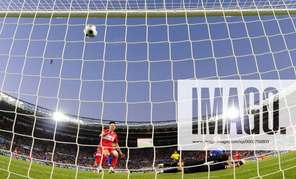 Ivica Olic (Kroatien, hi. re.) trifft nur die Latte des türkischen Tores - Fußball EM Herren Euro 2008, Länderspiel, Nationalteam, Nationaltrikot, Viertelfinale, Kroatien - Türkei 2:4 n.E. Totale Wien Dynamik,