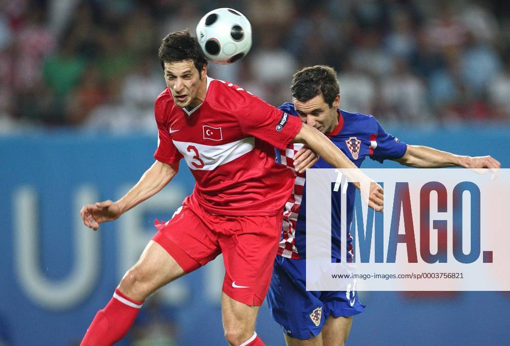 Hakan Balta (Türkei, li.) gegen Darijo Srna (Kroatien) - Fußball EM Herren Euro 2008, Länderspiel, Nationalteam, Nationaltrikot, Viertelfinale, Kroatien - Türkei 2:4 n.E. Gruppe Wien Dynamik, Kampf,