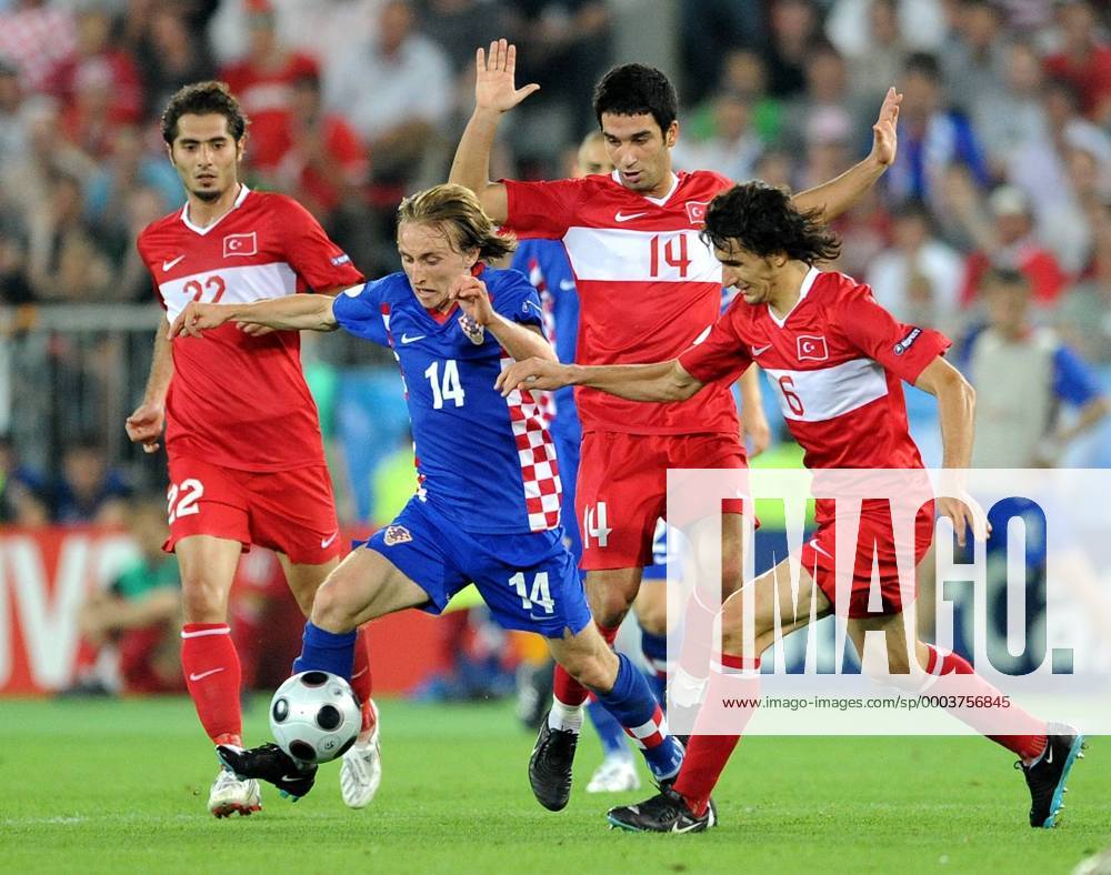 Luka Modric (Kroatien, 2.v.li.) gegen Arda Turan (2.v.re), Mehmet Topal (re.) und Hamit Altintop (alle Türkei) - Fußball EM Herren EURO 2008, Länderspiel Nationalmannschaft, Nationaltrikot Viertelfinale, Kroatien - Türkei 2:4 n.E. Gruppe Wien Dynamik,