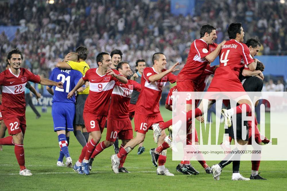 Schlussjubel Türkei nach dem Halbfinaleinzug Fußball EM Herren Euro 2008, Länderspiel, Nationalteam, Nationaltrikot, Viertelfinale, Kroatien - Türkei 2:4 n.E. Totale Wien Begeisterung, Freude,