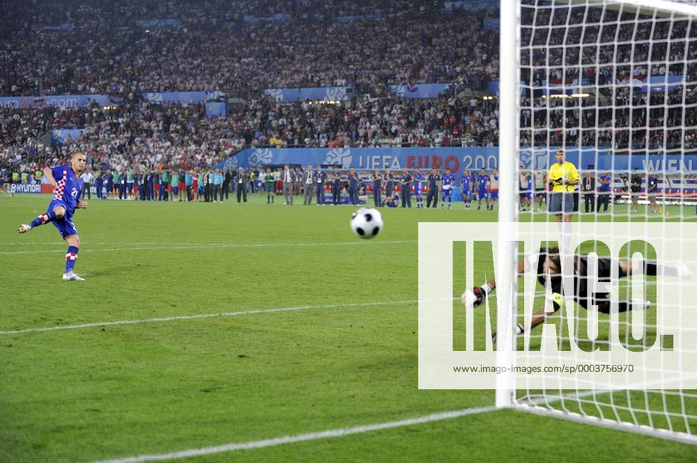 Mladen Petric (Kroatien) verschießt einen Elfmeter gegen Torwart Rüstü Recber (Türkei) Fußball Länderspiel Herren EURO 2008, EM, Viertelfinale, Nationalteam, Nationaltrikot, Kroatien - Türkei 2:4 n.E. Totale Wien Dynamik, Abwehr,